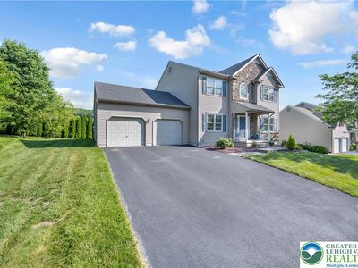 2130 Eagles Landing Dr, Nazareth, PA, 18064