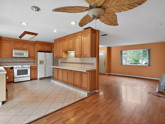 5th image of 160 Radcliffe Dr