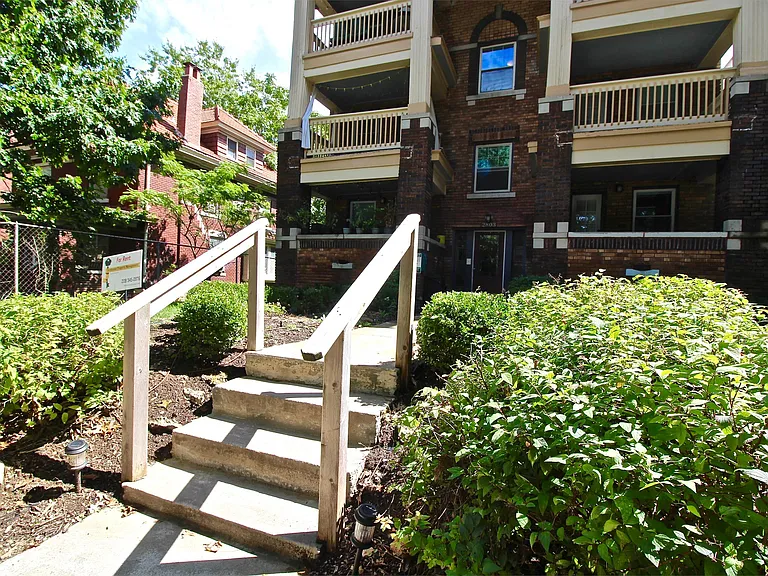 2803 Charlotte St — Photo 29