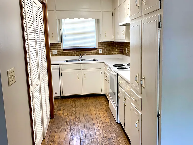 Kitchen. View 3.