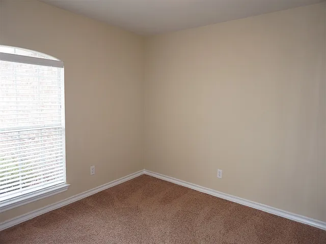 520 Castlebrook Ct — Photo 5