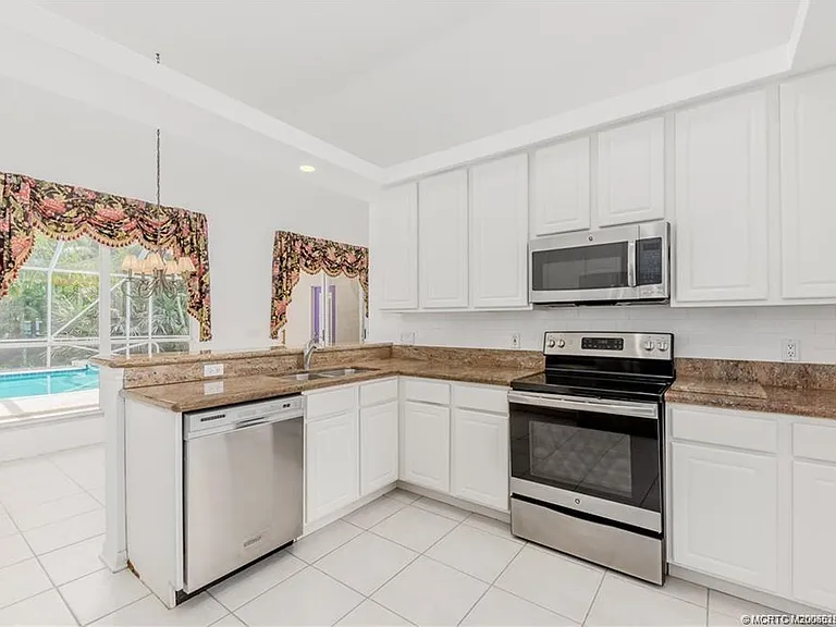 376 NW Canna Way — Photo 10
