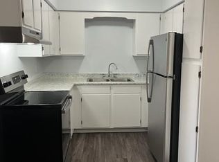 525 E Burnett Rd APT 5, Island Lake, IL 60042
