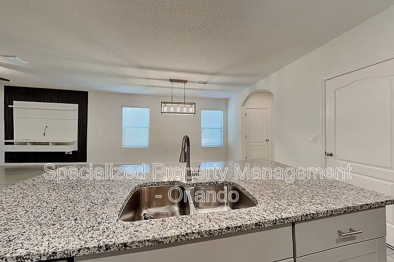 5 bed, 3.0 bath, 2447 sqft, $2,699 — Photo 4