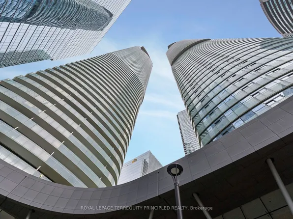 12 York St #307, Toronto, ON M5J 0A9
