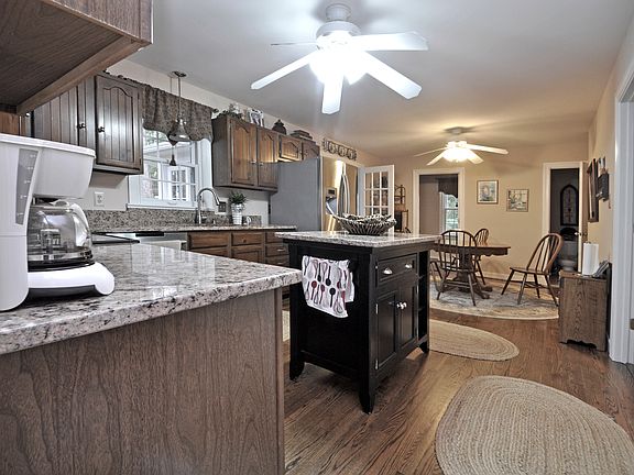 3rd image of 605 Camden Dr