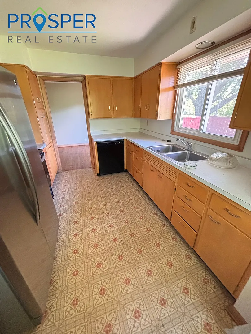 3-Bedroom with Garage & Extra Parking — Photo 3