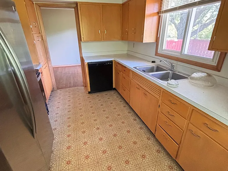 1015 E Lexington Blvd — Photo 3