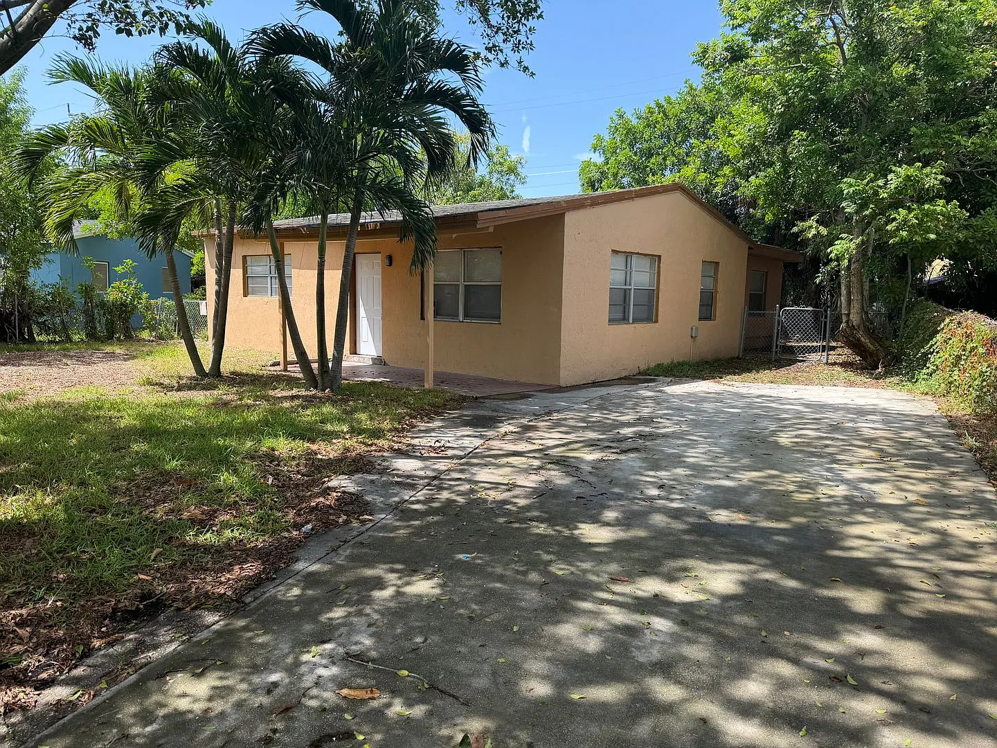 Available 3/2 home with updated bathrooms. — Photo 1