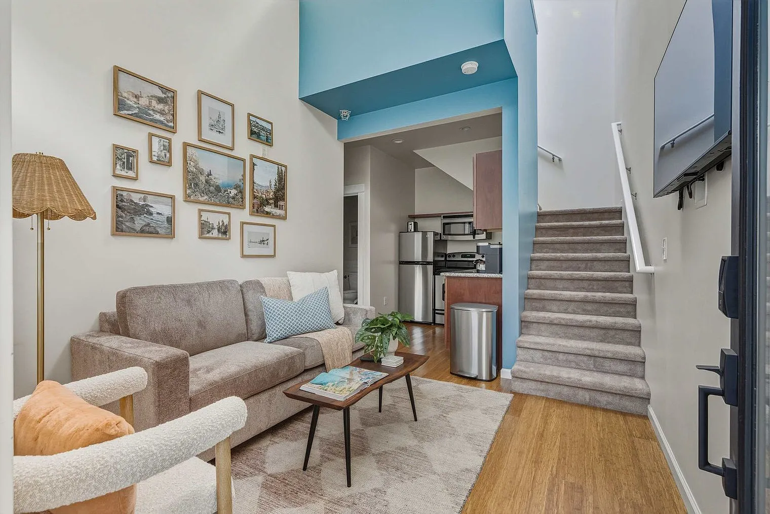 2 bed, 1.0 bath, 796 sqft, $4,158 — Photo 2