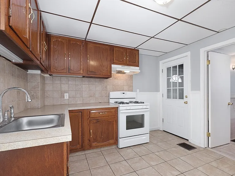 18 Chestnut St #1 — Photo 9