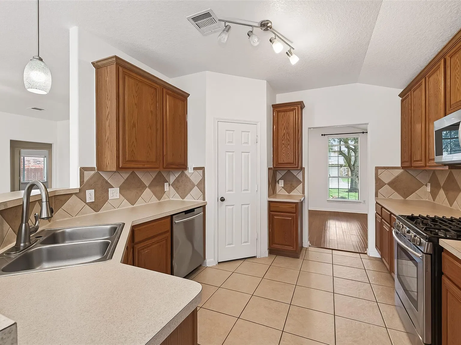 3 bed, 2.0 bath, 1851 sqft, $2,250 — Photo 4