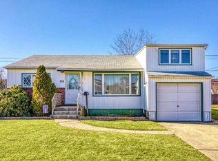 136 S Fordham Rd, Hicksville, NY 11801