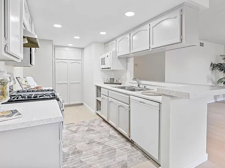 6055 Estelle St #7 — Photo 14