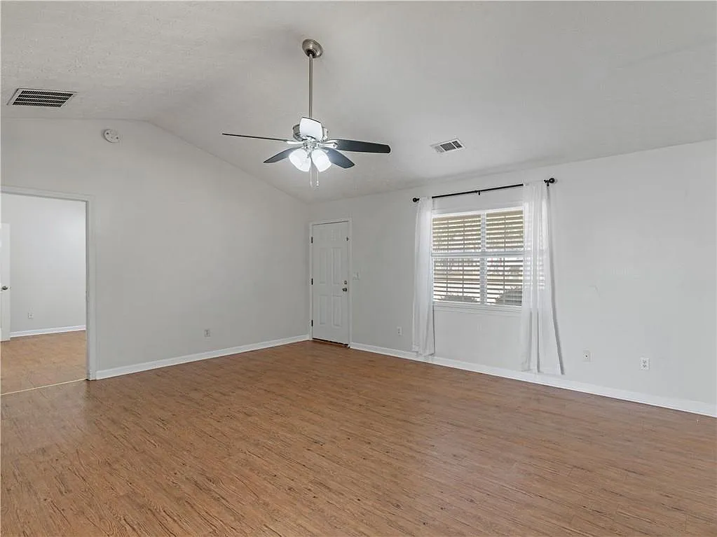 3 bed, 2.0 bath, 1442 sqft, $1,800 — Photo 3