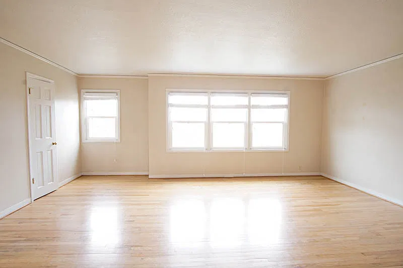 Immaculate Mid-Century Courtyard Top Floor One Bed Awaits Your Arrival! — Photo 4