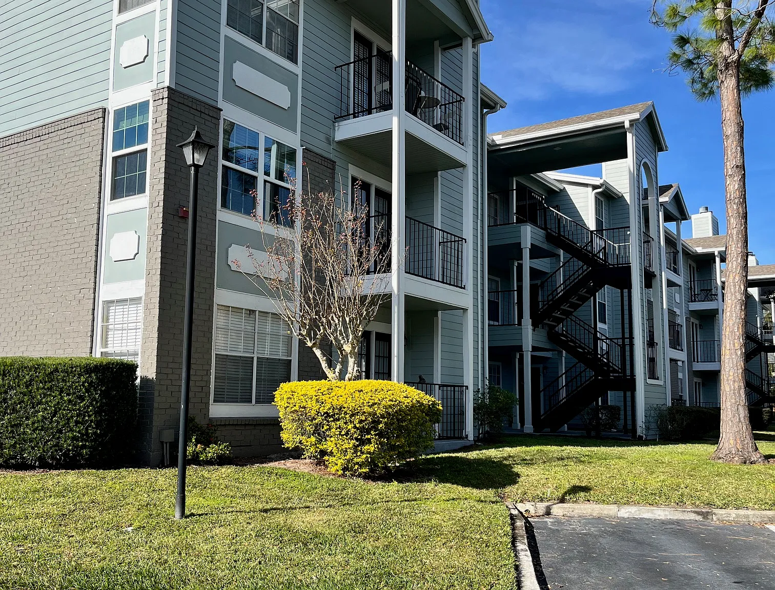 2 bed, 1007 sqft, $1,595 — Photo 1
