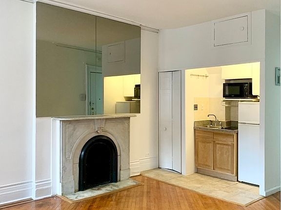 5th image of 122 E 61st St APT 3A