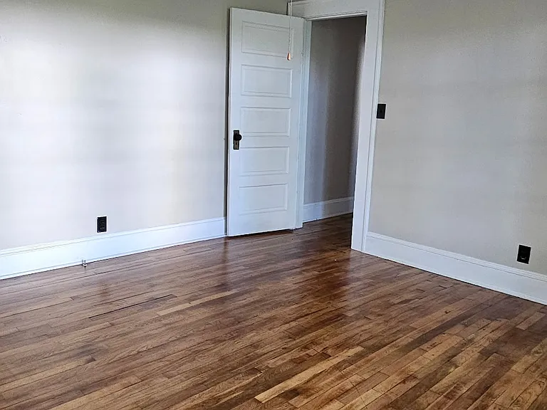406 E Jefferson St — Photo 8