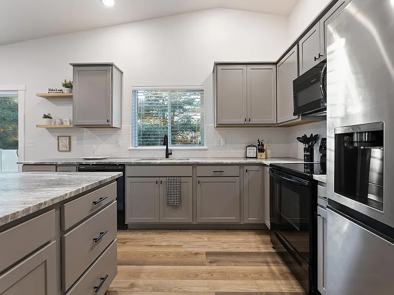 3917 N Amberwood Ave — Photo 8