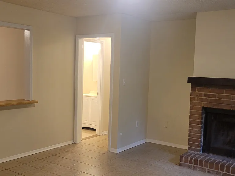 1645 Cedar Shoals Dr — Photo 2