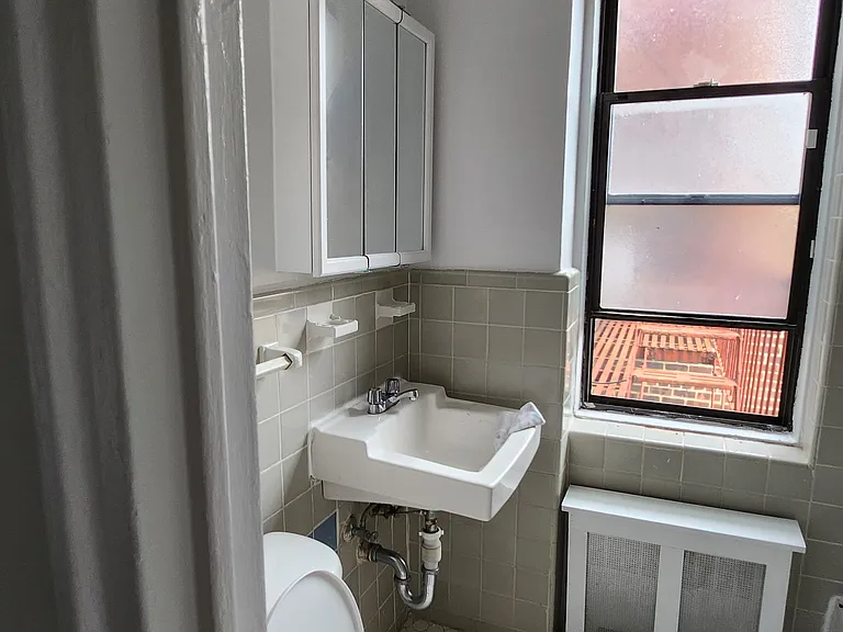 510 Riverdale Ave #7H — Photo 8