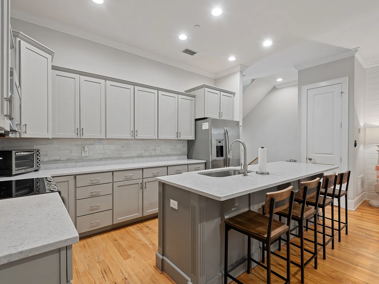4 bed, 2260 sqft, $3,800 — Photo 4