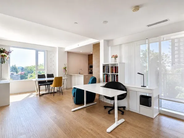 5693 Elizabeth St #310, Vancouver, BC V5Y 3K1