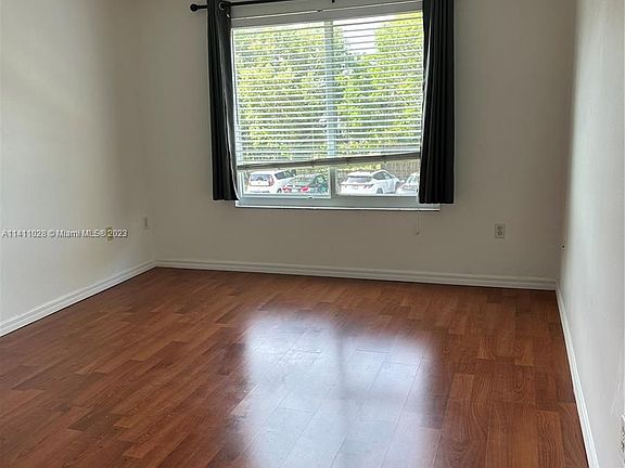 2nd image of 911 Villa Cir #911