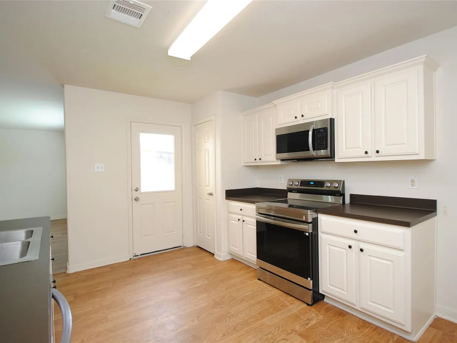 4 bed, 2.5 bath, 2061 sqft, $2,200 — Photo 4