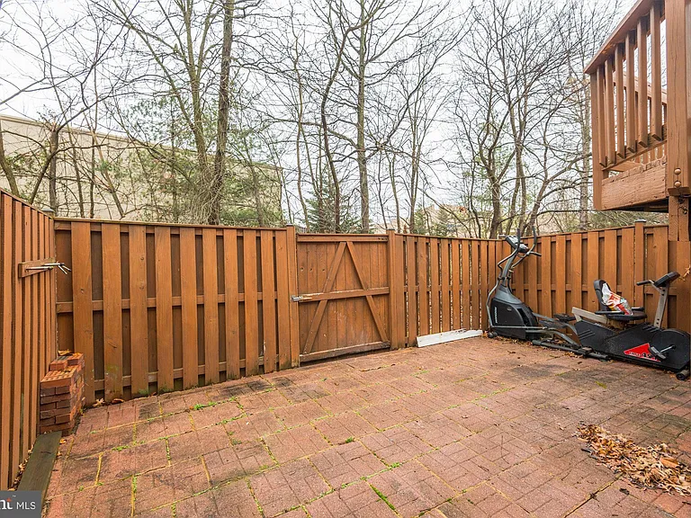 22037 Manning Sq — Photo 43