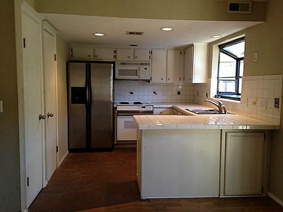 Kitchen dimensions/layout