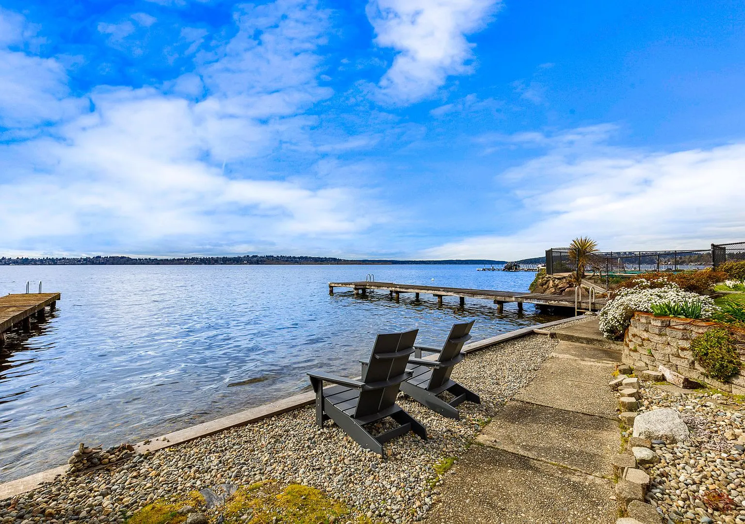 Waterfront Serenity: 1 Bedroom 1 Bathroom Luxury Living with Dock Access — Photo 1