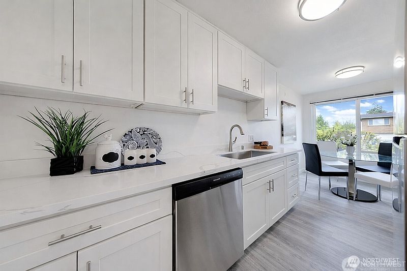 3rd image of 2517 - 2519 E Pike Street