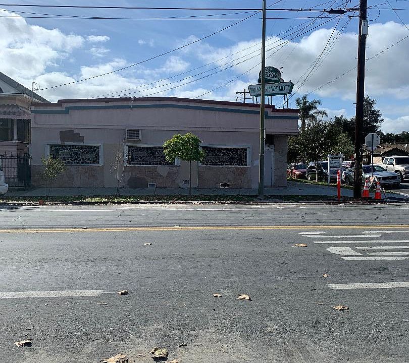 1st image of 584 N Washington St
