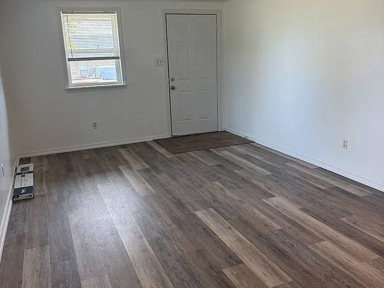 821 Darrin Dr — Photo 3