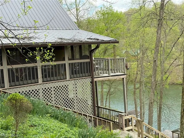 2636 W Buckhorn Dr, Millersburg, OH 44654