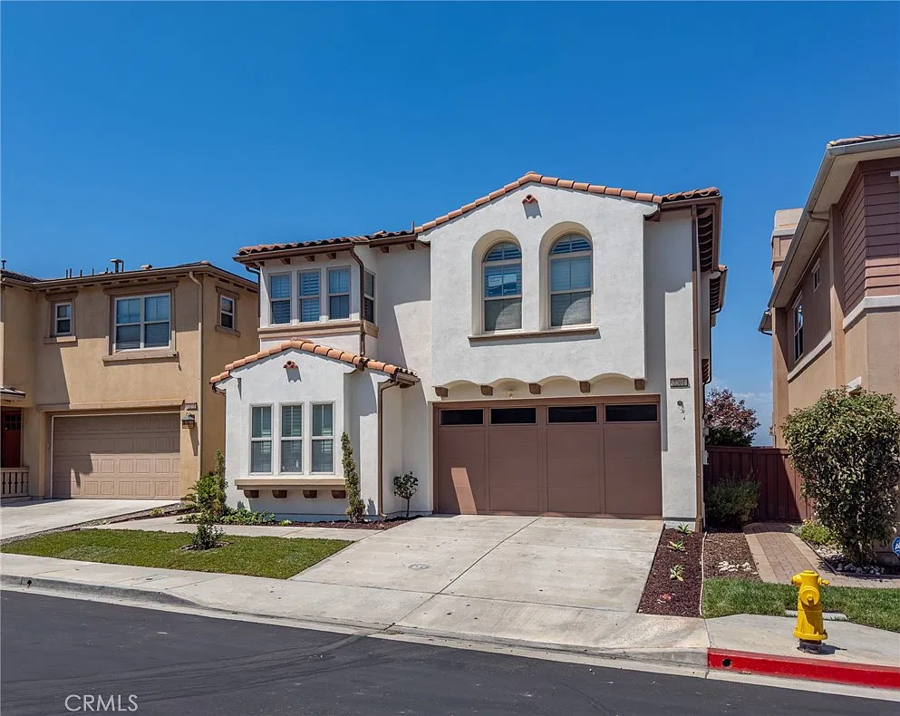 4 bed, 2301 sqft, $4,875 — Photo 3