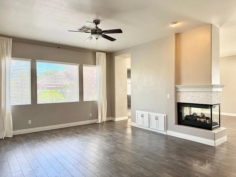 2752 Glen Port St — Photo 5