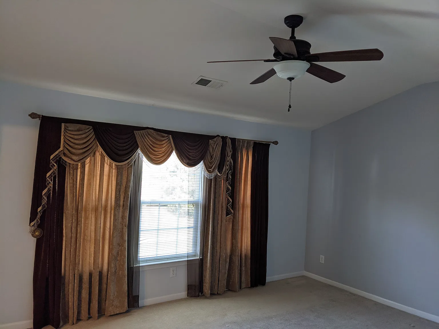 4 bed, 2.5 bath, 2402 sqft, $2,900 — Photo 4