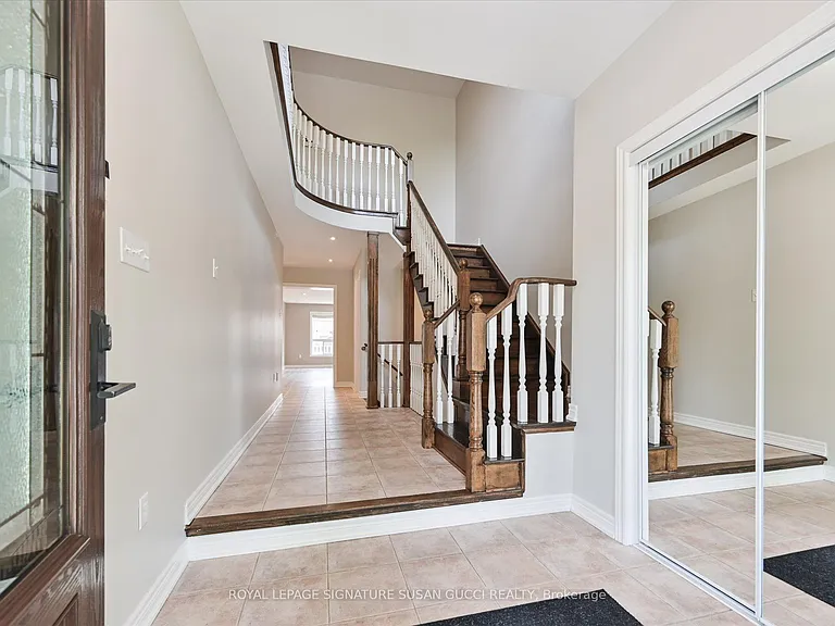 51 Landsdown Cres — Photo 2