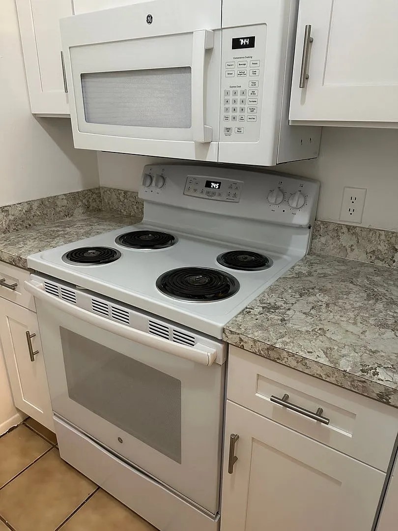 $ 300 Off First Month's Rent! Place One Townhome! — Photo 2