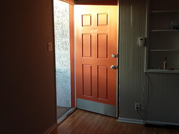 2nd image of 1346 1/2 S Cloverdale Ave
