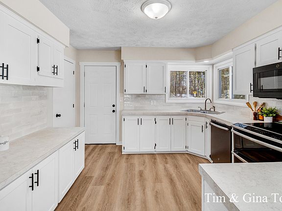 4th image of 568 Greenfield St