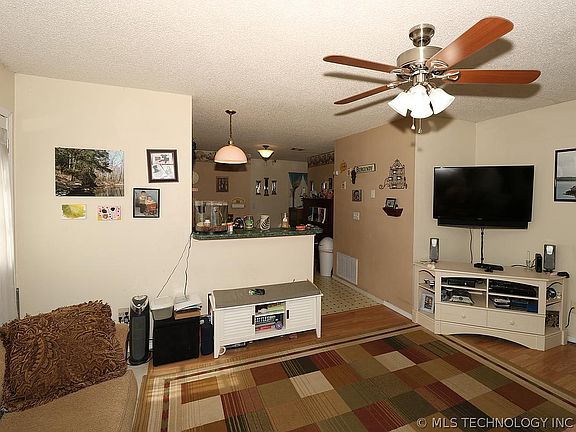 5th image of 531 W Buckingham Dr