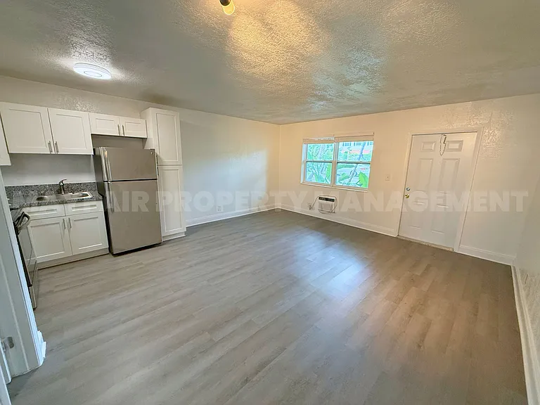 240 SW 8th St #3 — Photo 4