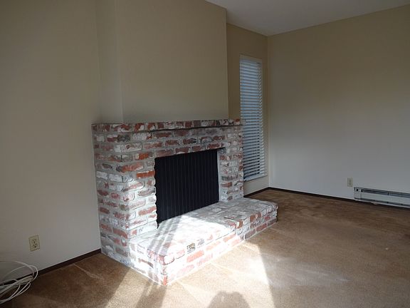 Living room w/ fireplace