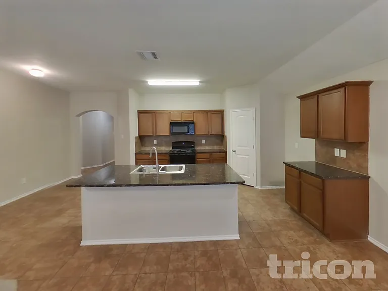 1114 Bellevue Dr — Photo 5