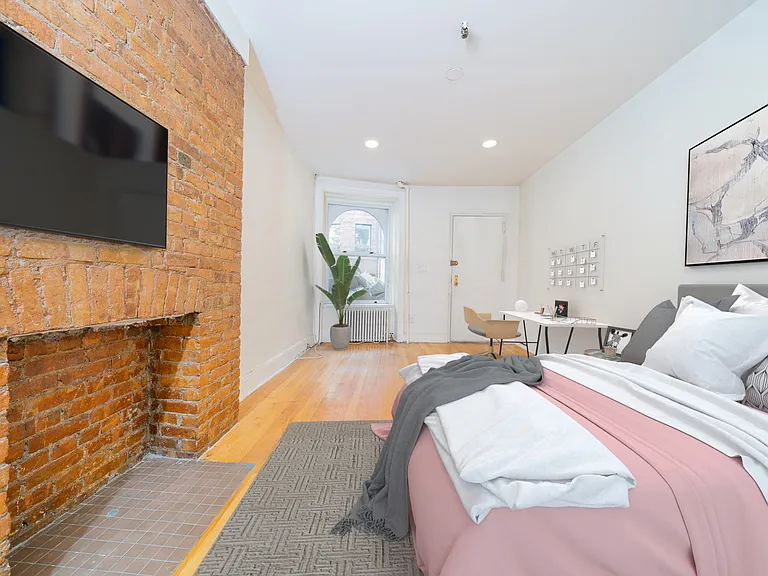 321 W 80th St #1 — Photo 2