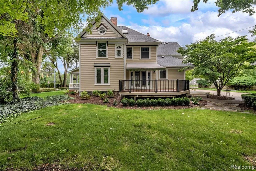 5 bed, 2.5 bath, 4844 sqft, $5,000 — Photo 2